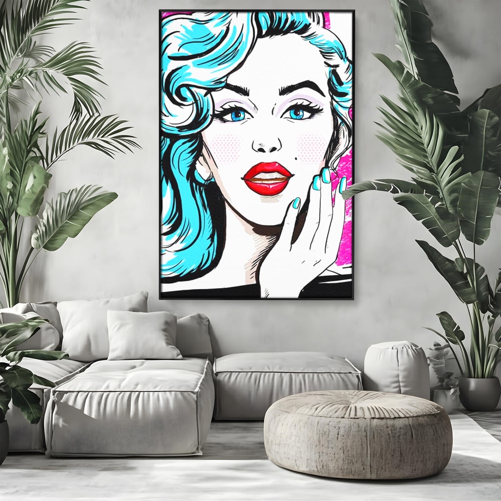 Tablou canvas cu tablou canvas cu femeie pop art, in rama de aluminiu negru, pe perete intr-un living